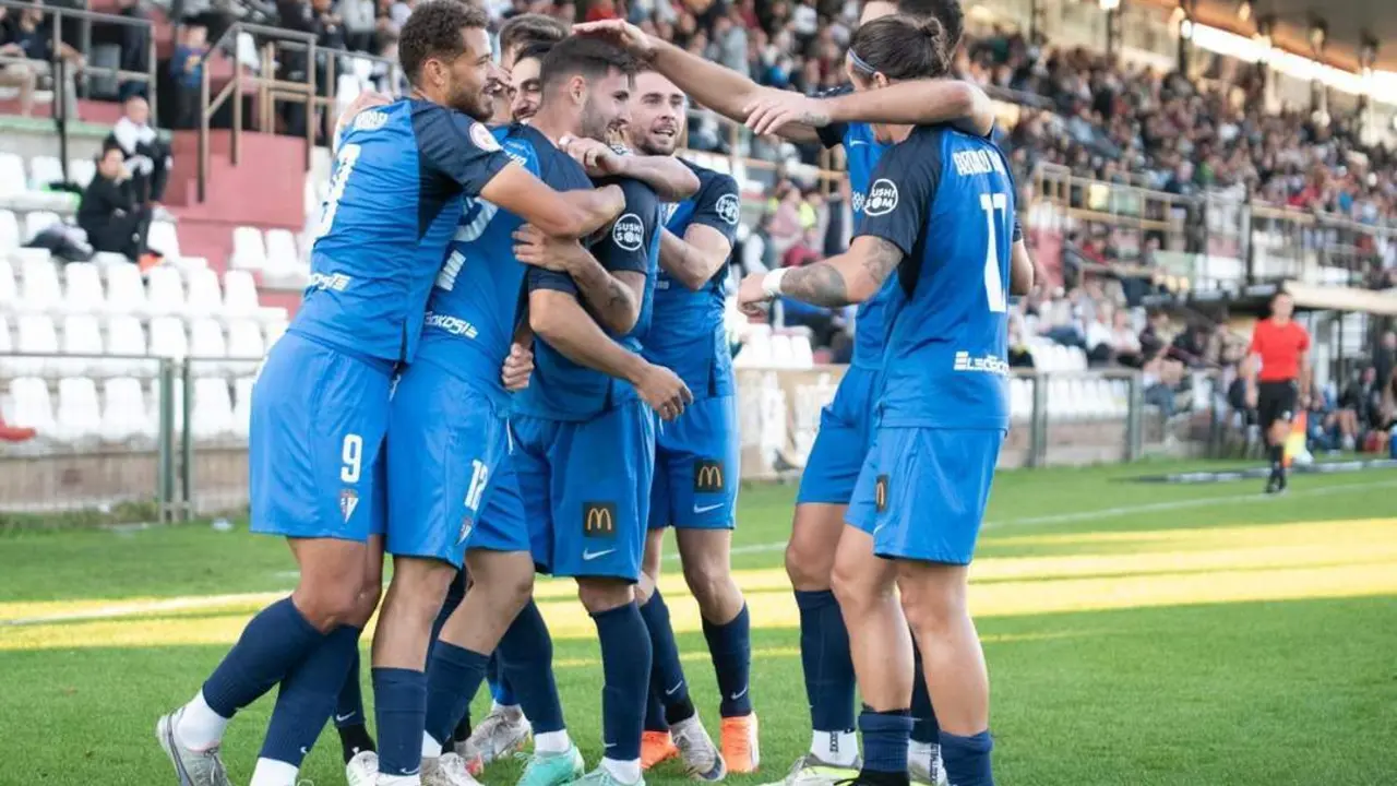 El equipo celebrando el gol de Dani Selma ante el M&eacute;rida. - SFCD.