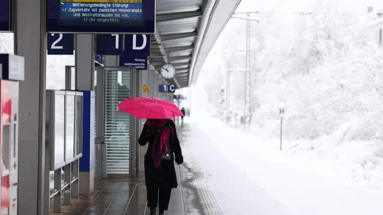 Nieve ante una estaci&oacute;n de tren en M&uacute;nich. - EFE