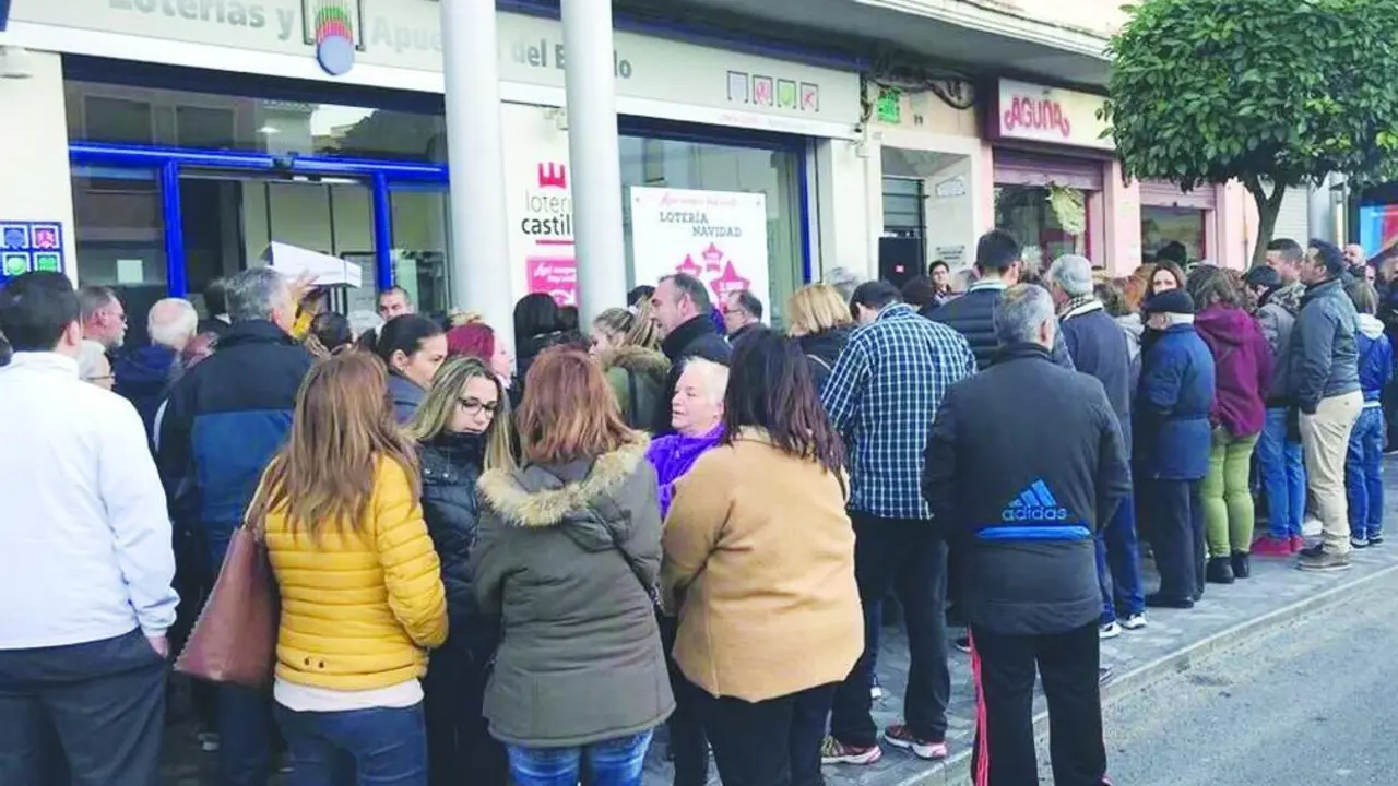 Colas para hacerse con un d&eacute;cimo. - Loter&iacute;as Castillo/EFE