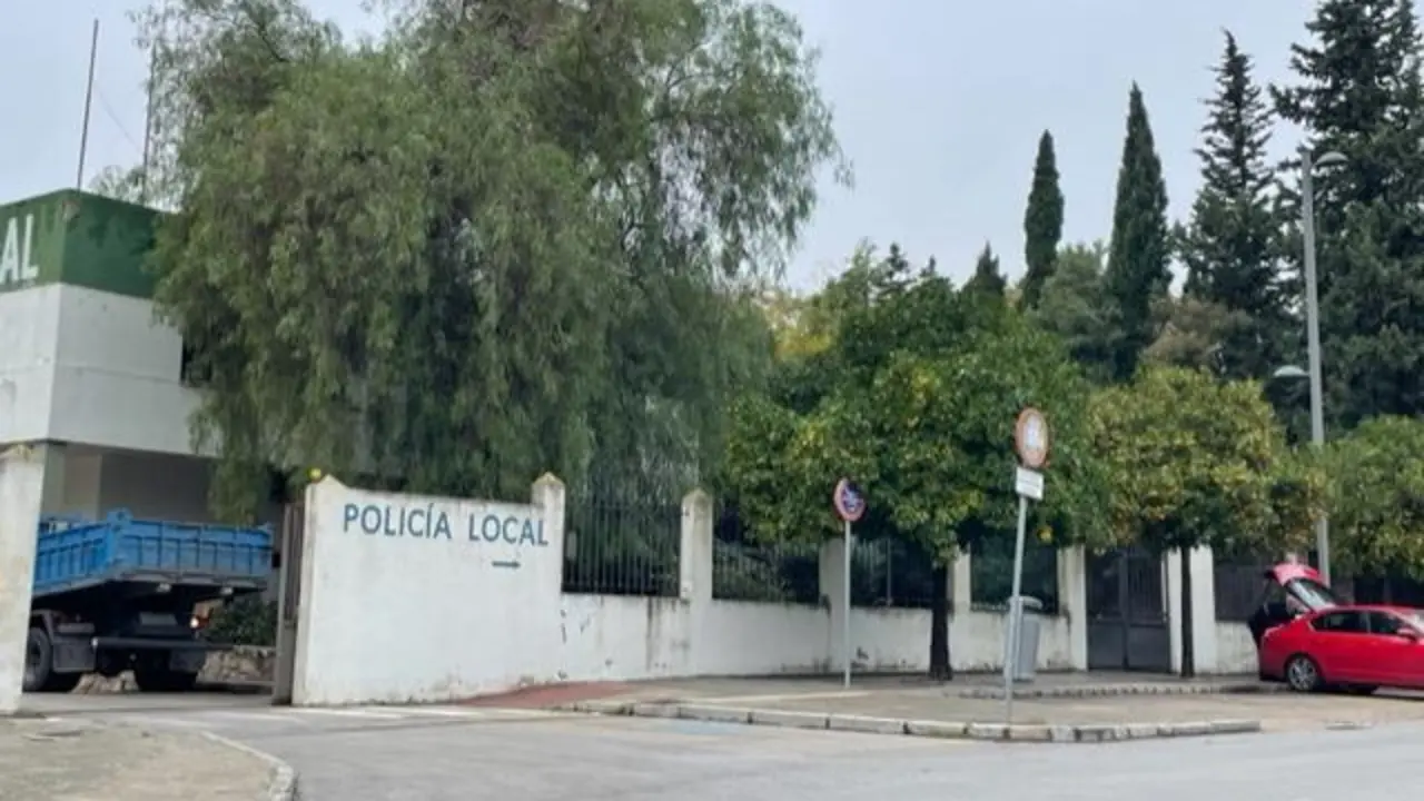El edificio de la Jefatura del 092 este lunes al mediod&iacute;a.  - Viva