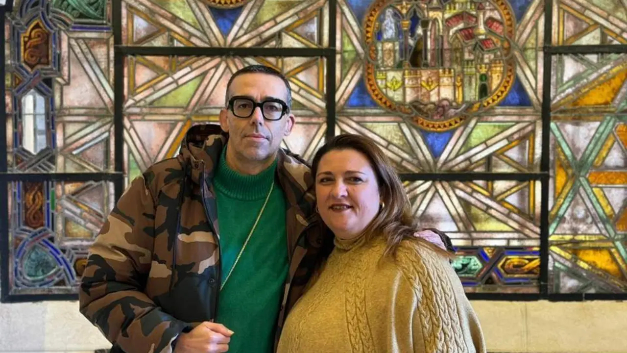 Calleja junto a Milagros Mel Peinado. - Viva. 