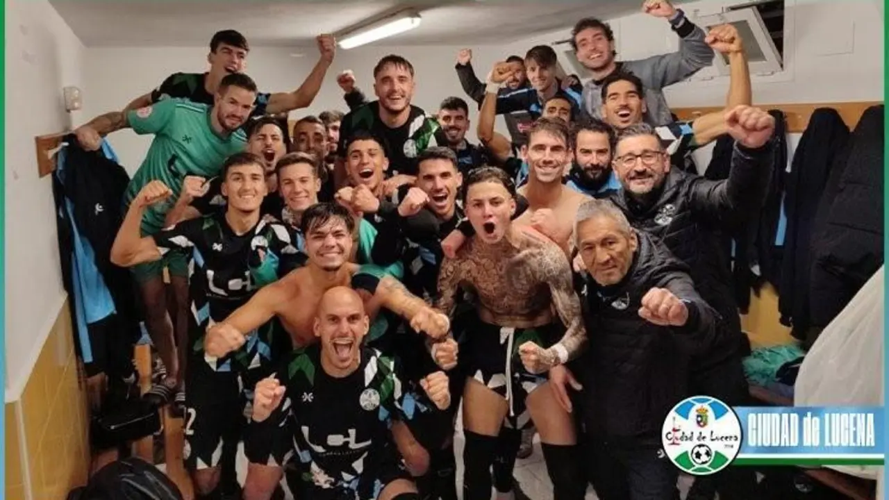 El Lucena celebra la victoria en Espiel.  - CIUDAD DE LUCENA