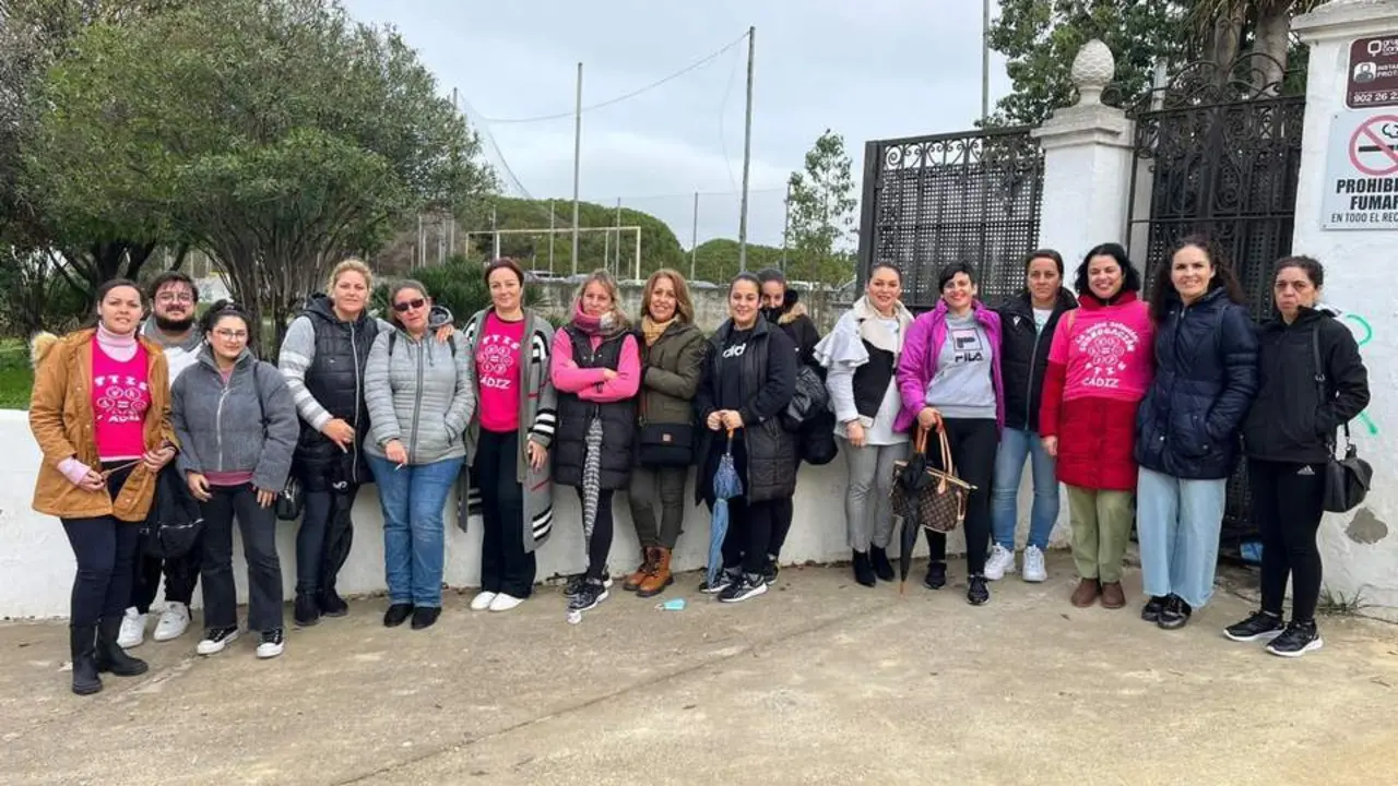 Concentraci&oacute;n de madres y trabajadoras afectadas en Sanl&uacute;car. - A.B.