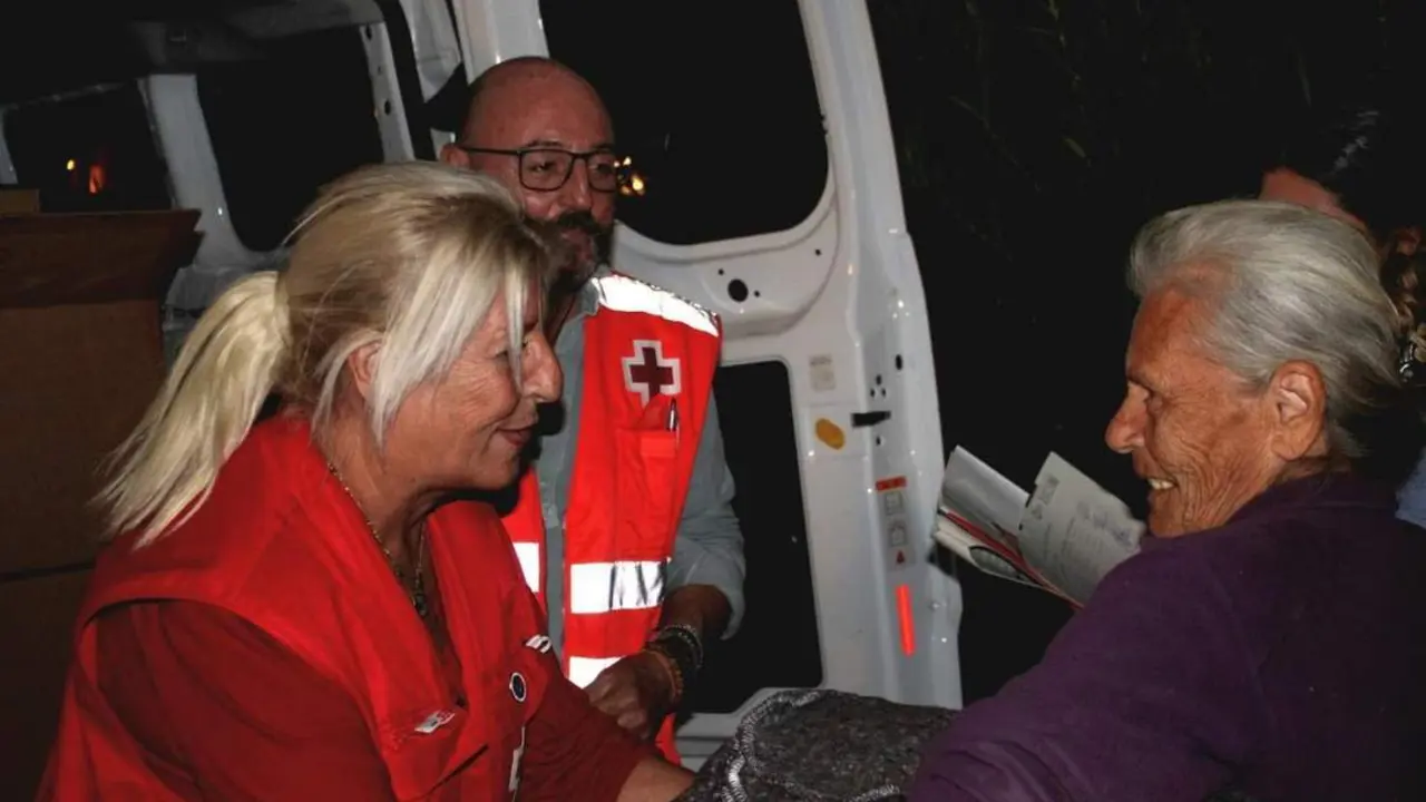 Voluntarios repartiendo ropa de abrigo estos d&iacute;as atr&aacute;s.  - Cruz Roja