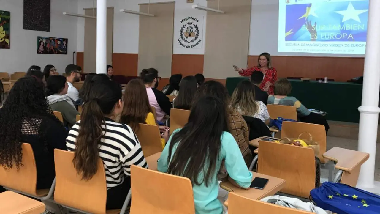 Un aula de Magisterio de La L&iacute;nea. - AI