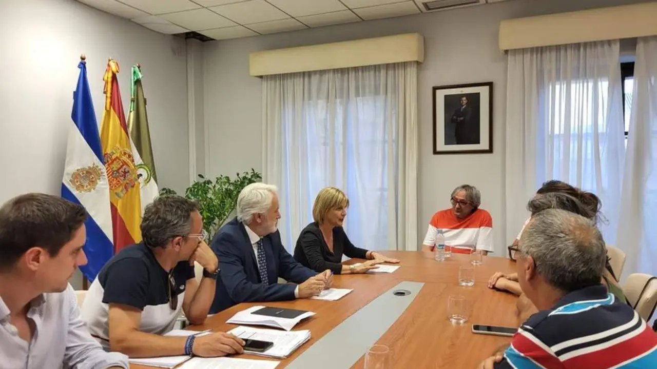 La alcaldesa, en una reuni&oacute;n con los vecinos.  - Andaluc&iacute;a Informaci&oacute;n