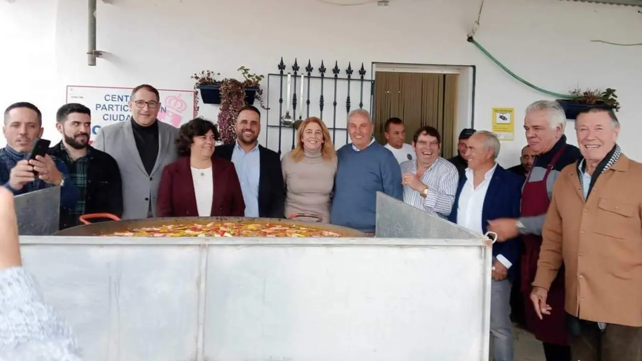 La alcaldesa, Carmen &Aacute;lvarez 4&ordf; por la izquierda-, detr&aacute;s de la paella - AVLL