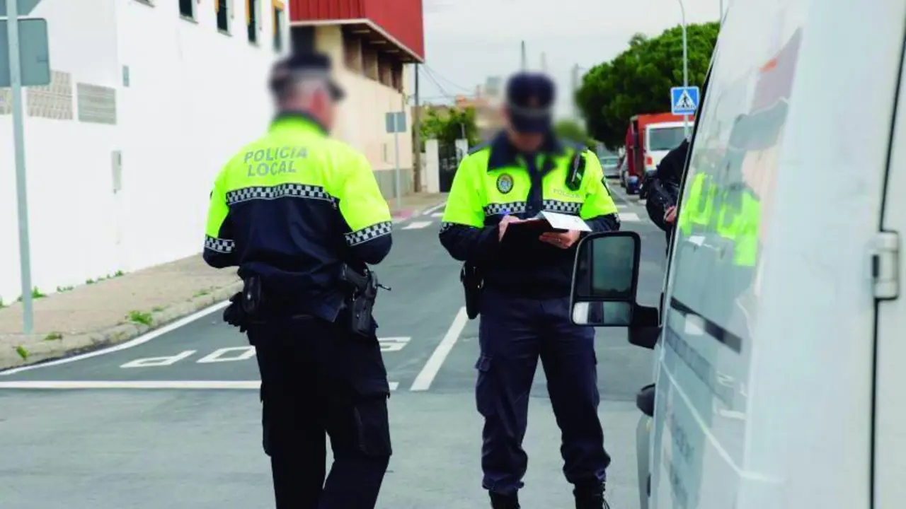 Polic&iacute;a Local de Sanl&uacute;car de Barrameda. - AI