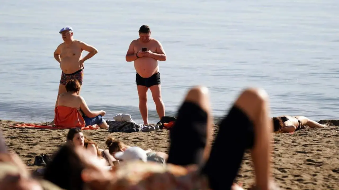Temperatura que anima a ir a la playa. - &Aacute;lex Zea/Europa Press