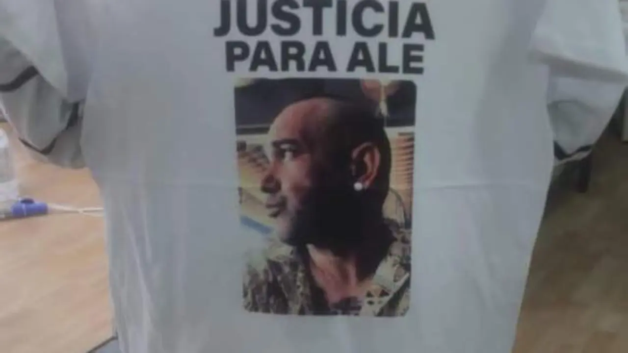 Luz Mar&iacute;a muestra una camiseta con la imagen de Alejandro. - AI