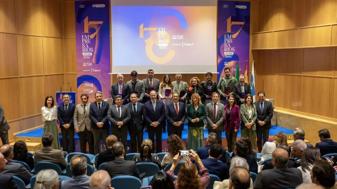 Foto de familia con los premiados. - VH