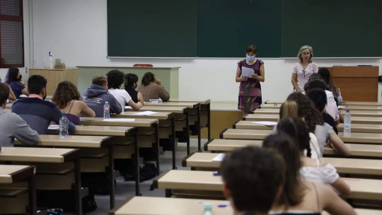 Alumnos realizan los ex&aacute;menes de la EBAU. - Europa Press