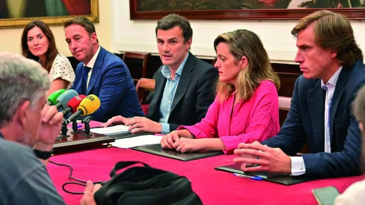 Bruno Garc&iacute;a, con su equipo de Gobierno. - VIVA