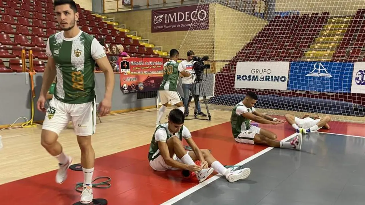 La plantilla del C&oacute;rdoba Futsal calienta antes de un partido de Liga. - C&Oacute;RDOBA PATRIMONIO