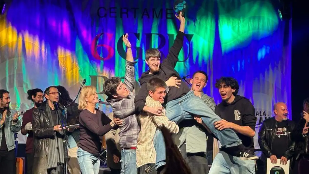 El grupo ganador celebrando el primer premio.  - Viva