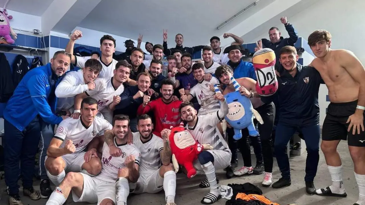 El CD Pozoblanco celebra la victoria ante el Salerm. - VIVA C&Oacute;RDOBA
