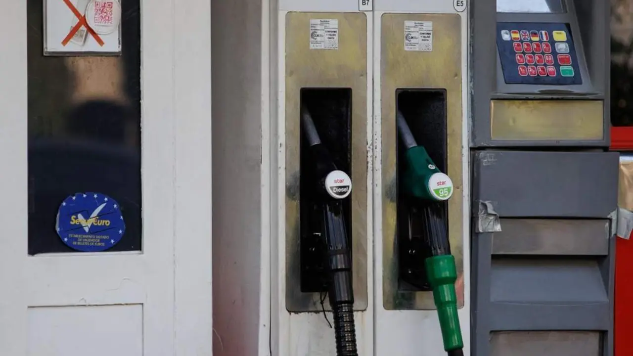 Los carburantes comienzan a rebajar los precios. | Europa Press.