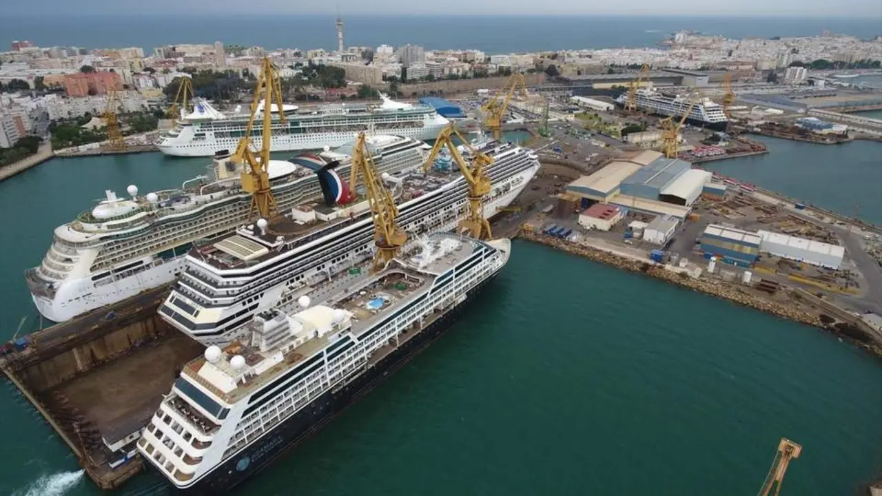 Astilleros de Navantia en C&aacute;diz con varios cruceros para reparaci&oacute;n.  - NAVANTIA