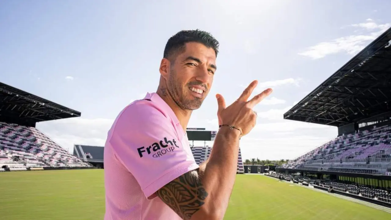 Luis Su&aacute;rez, con la el&aacute;stica de su nuevo equipo. - @InterMiamiCF