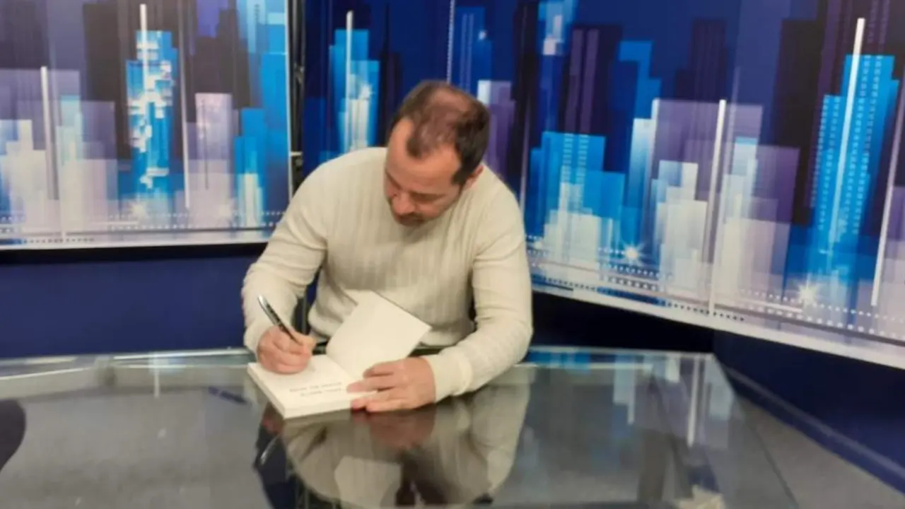 &Aacute;ngel Mart&iacute;n firma su libro. - Pablo Ruiz
