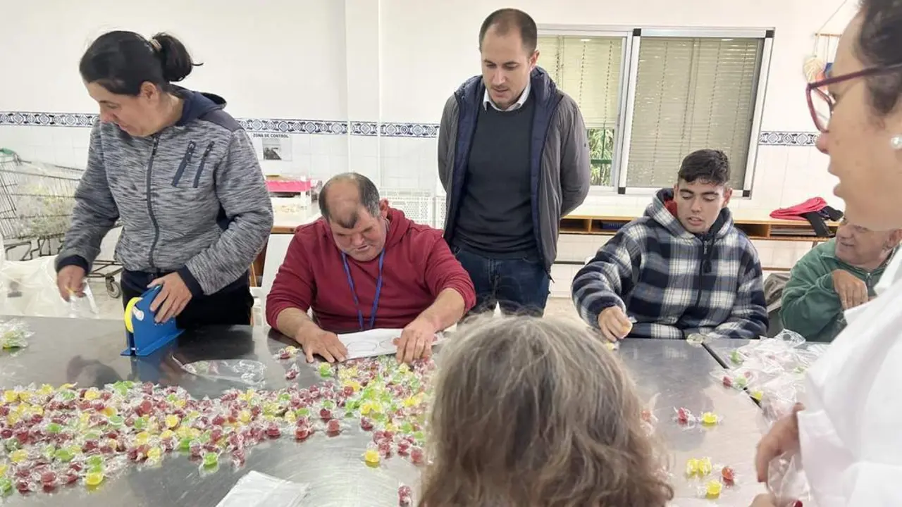 El delegado de Fiestas, Pacote Pizarro, supervis&oacute; los trabajos - AI