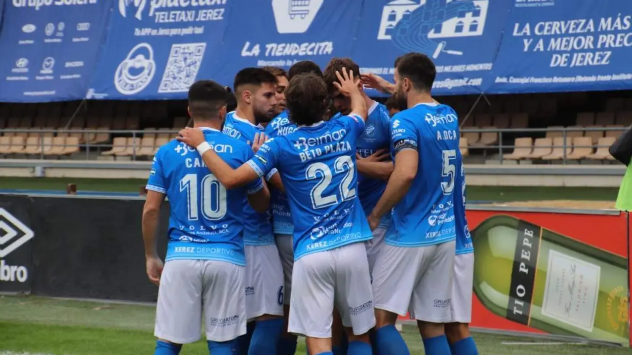 El Xerez DFC celebra uno de los goles en Chap&iacute;n. - xerezdfc.com