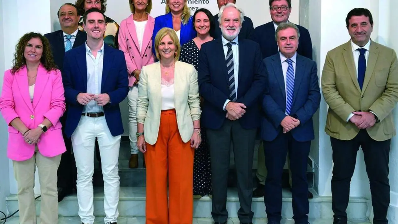 Garc&iacute;a-Pelayo, acompa&ntilde;ada de los integrantes de su gobierno. - jerez.es