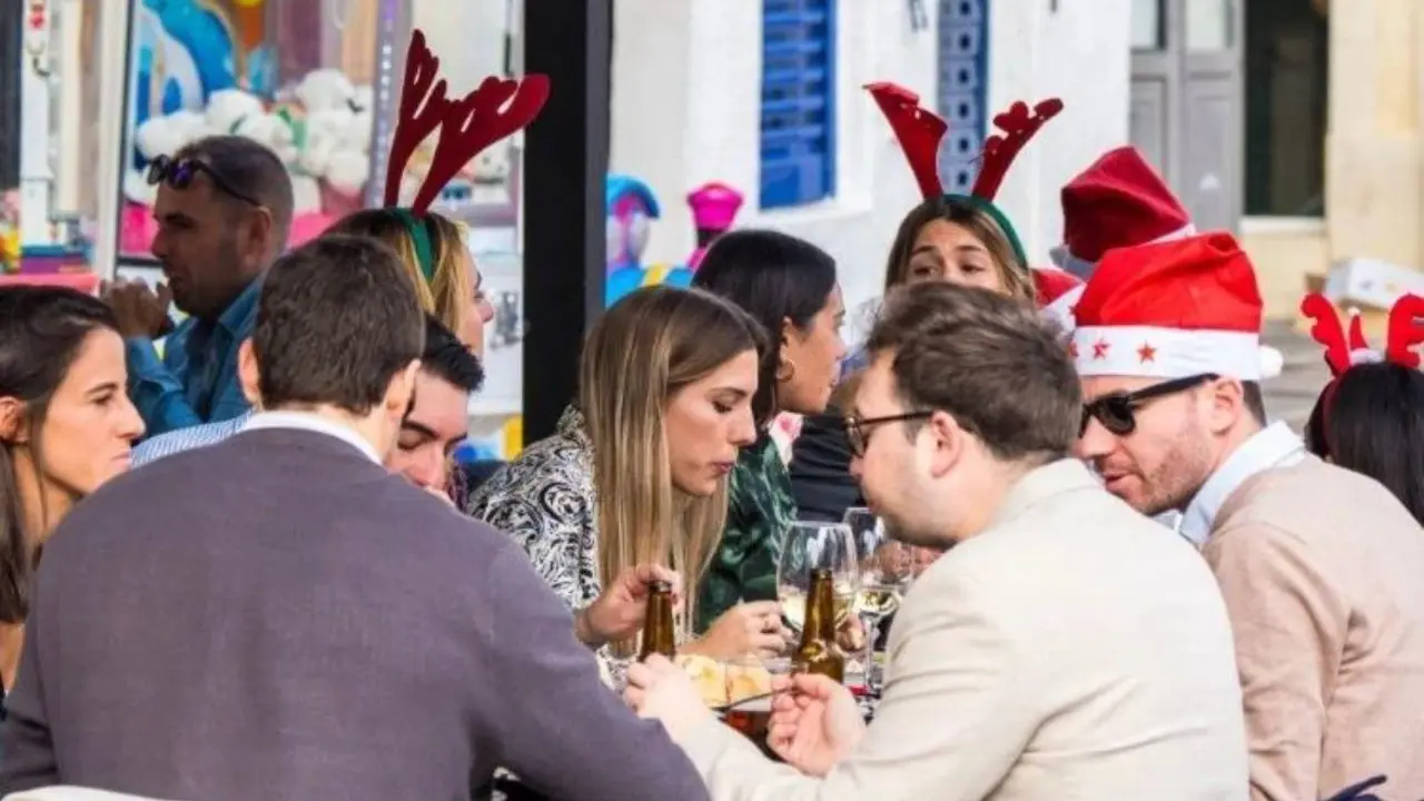 Terraza de un bar en San Fernando el d&iacute;a de Nochebuena. - A.I.