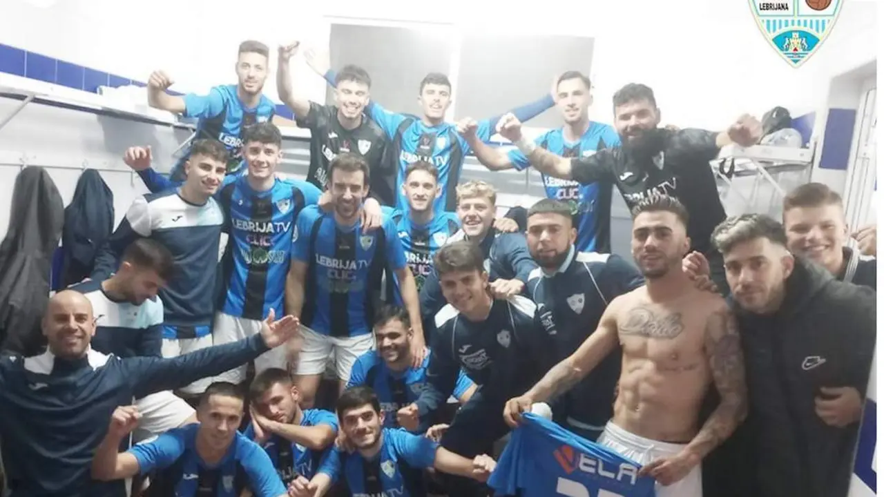 Ra&uacute;l Tejero -3&ordm; por abajo y por la izq.- y Cristian -sin camiseta- - BL