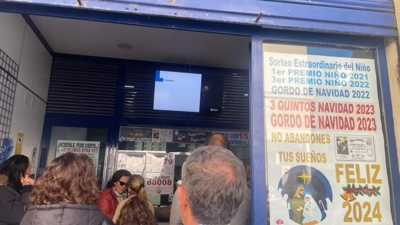 Clientes aguardando su turno este mi&eacute;rcoles.  - Viva