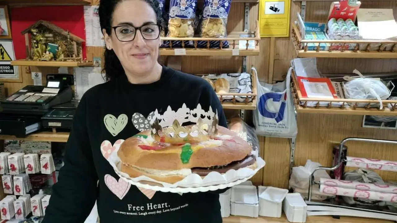 Marta S&aacute;nchez con uno de sus roscones.  - VIVA Ja&eacute;n