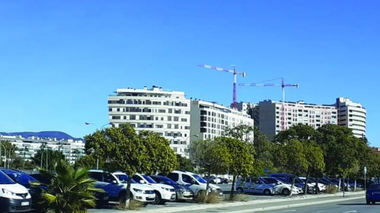 Gruas para construcci&oacute;n en Teatinos. - Arroyo