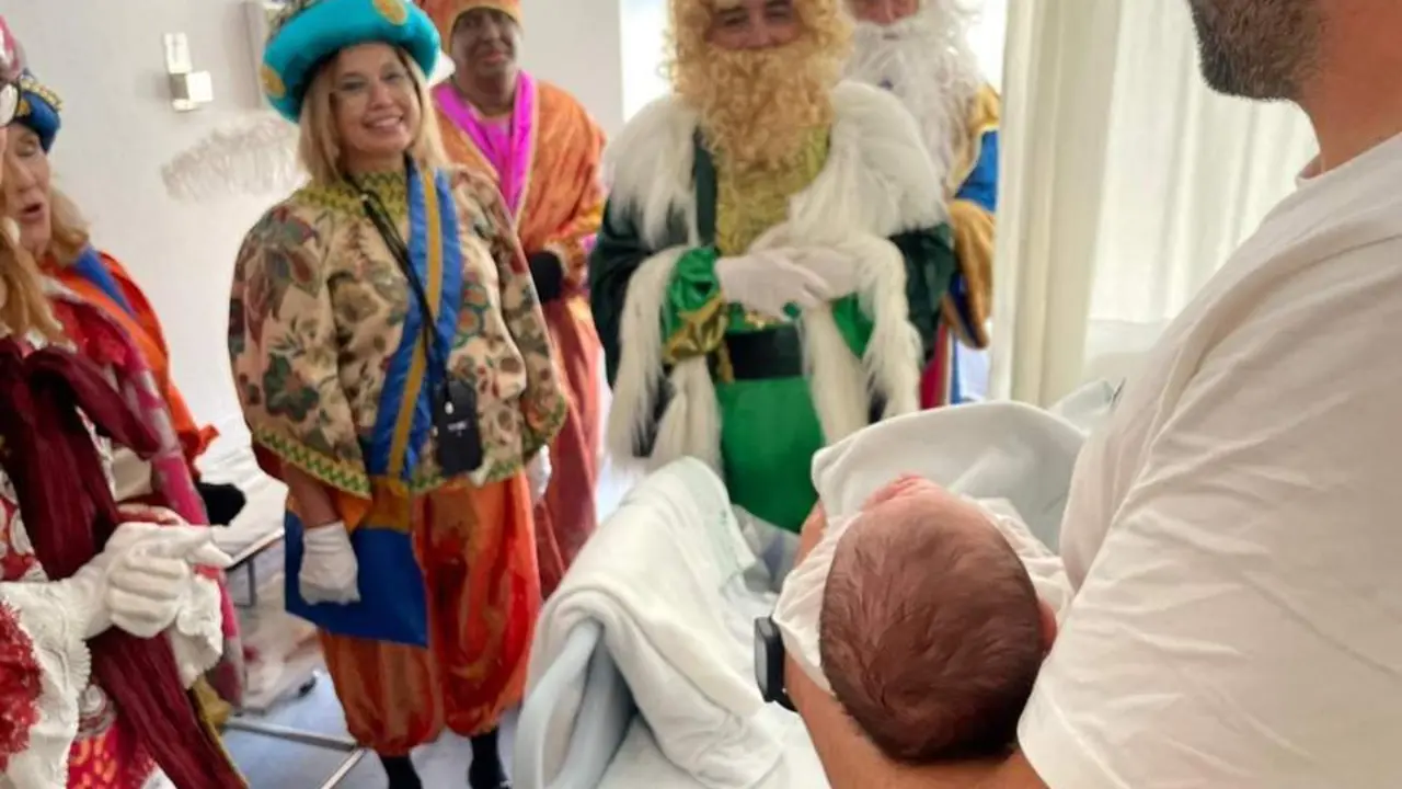 Los Reyes Magos visitan a los ni&ntilde;os ingresados en el Hospital Materno. - JUNTA DE ANDALUC&Iacute;A