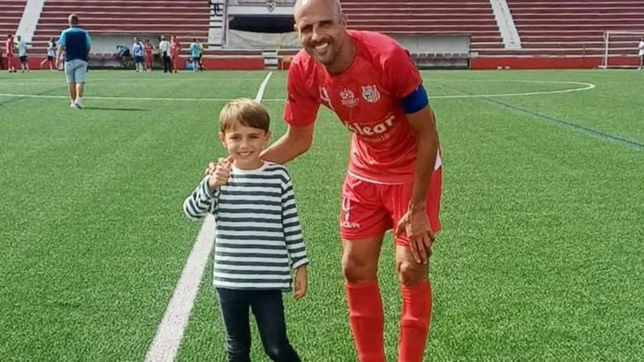 Dani Jurado y un seguidor de la UD Algaida, su hijo Mauro - AI