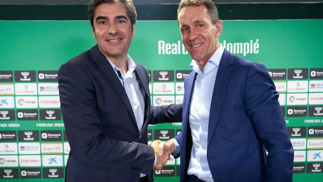El director deportivo del Real Betis, Ram&oacute;n Planes, estrecha la mano c - rbb