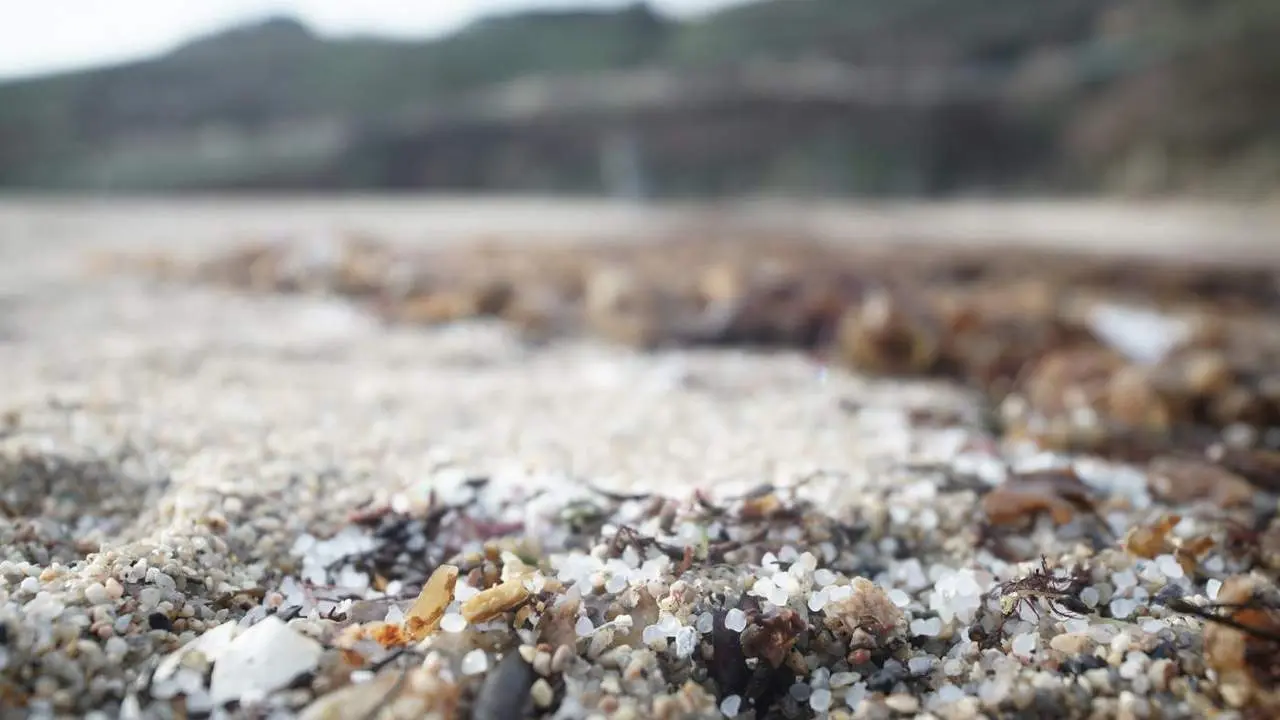 Pellets de pl&aacute;stico en una playa. - Europa Press