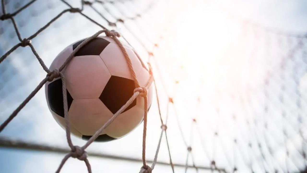 Bal&oacute;n de f&uacute;tbol en una red de porter&iacute;a. - Servimedia
