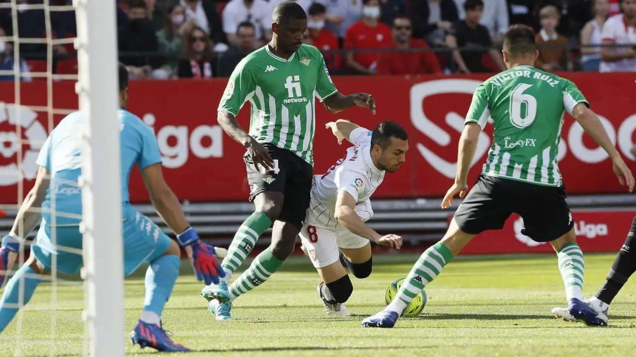 William Carvalho y V&iacute;ctor Ruiz durante un derbi en Nervi&oacute;n. - efe