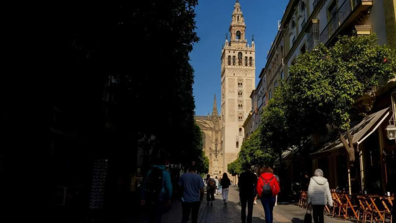 La Giralda desde Mateos Gagos en el casco hist&oacute;rico. - Archivo