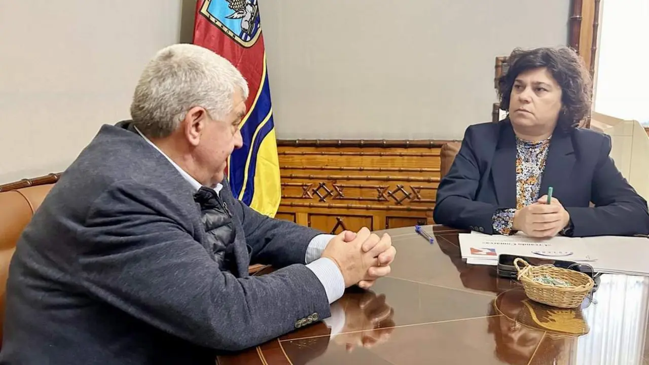 Un momento de la reuni&oacute;n mantenida en el Palacio Municipal - AI