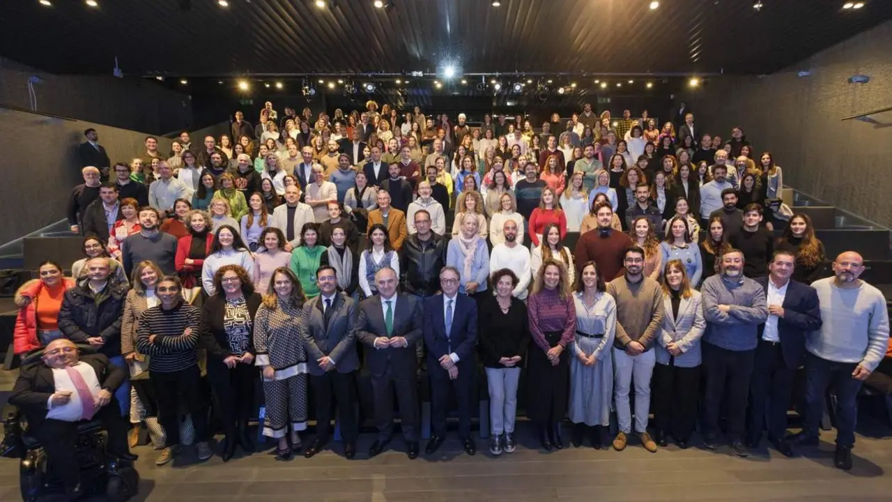 Acto de selecci&oacute;n de proyectos sociales de la Fundaci&oacute;n &ldquo;la Caixa&rdquo;.  - VIVA