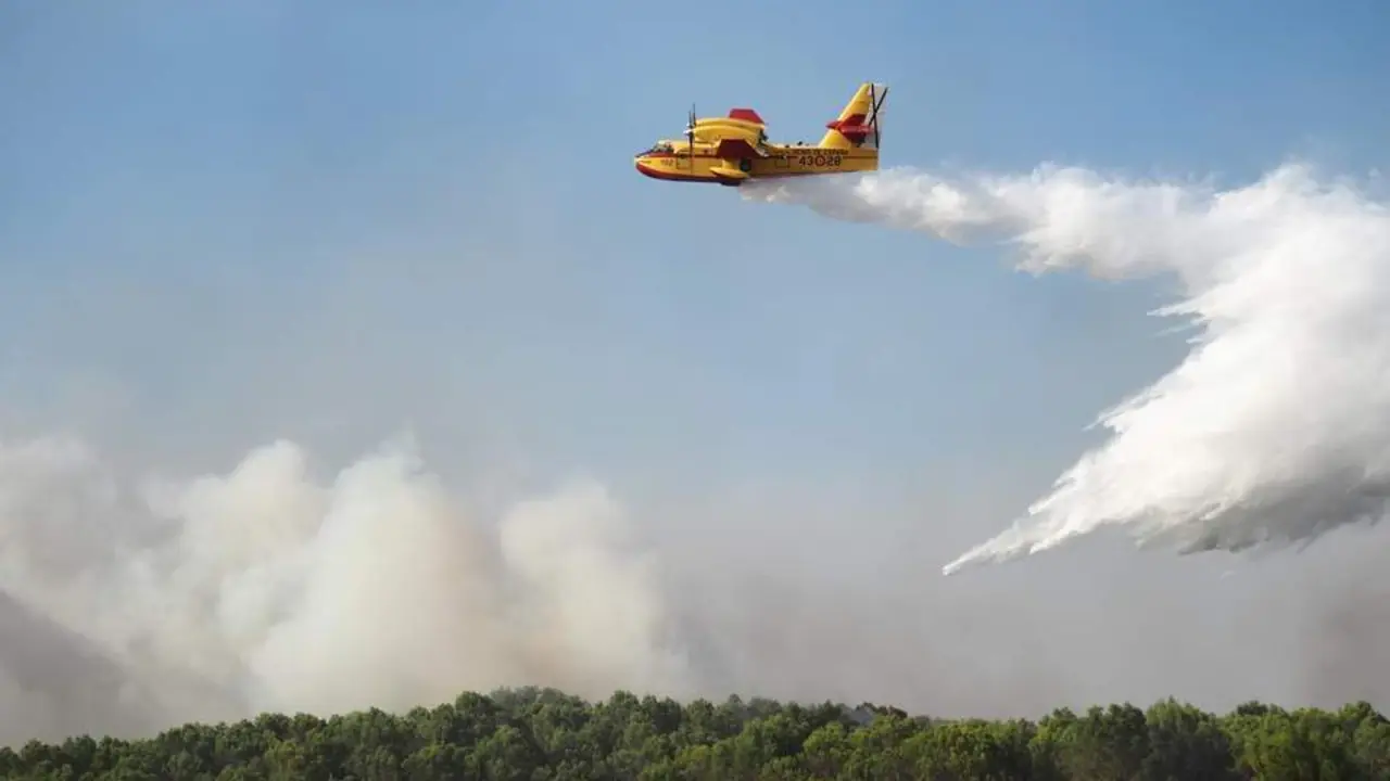 Un avi&oacute;n trabaja en labores de extinci&oacute;n de un incendio. - Archivo