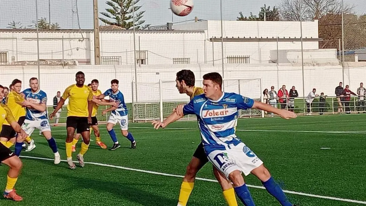 Una acci&oacute;n del partido Rayo Sanluque&ntilde;o - Algeciras: 3-0 - Ra&uacute;l J. Bustillos