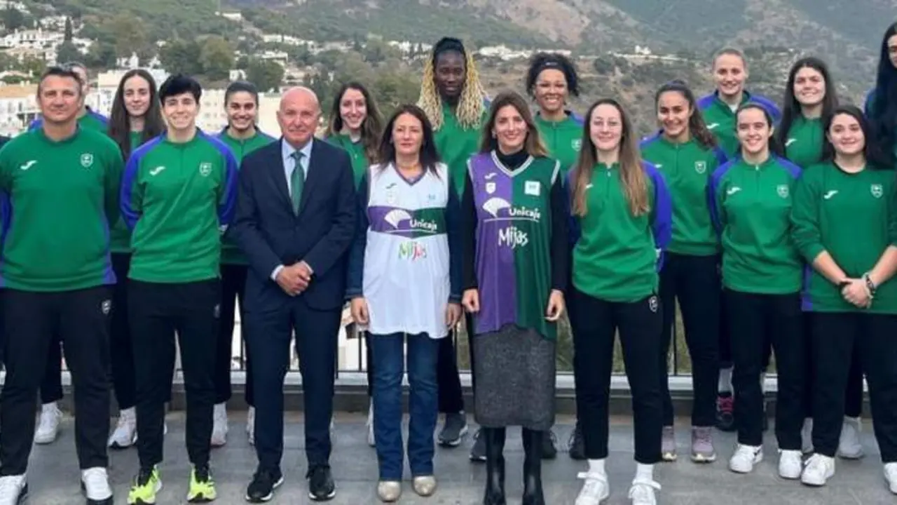 Unicaja Femenino, refrendando el patrocinio. - UNICAJA CB