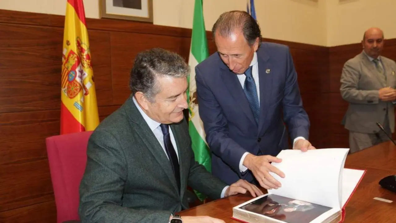 Antonio Sanz firm&oacute; en el Libro de Honor de la ciudad. - VIVA