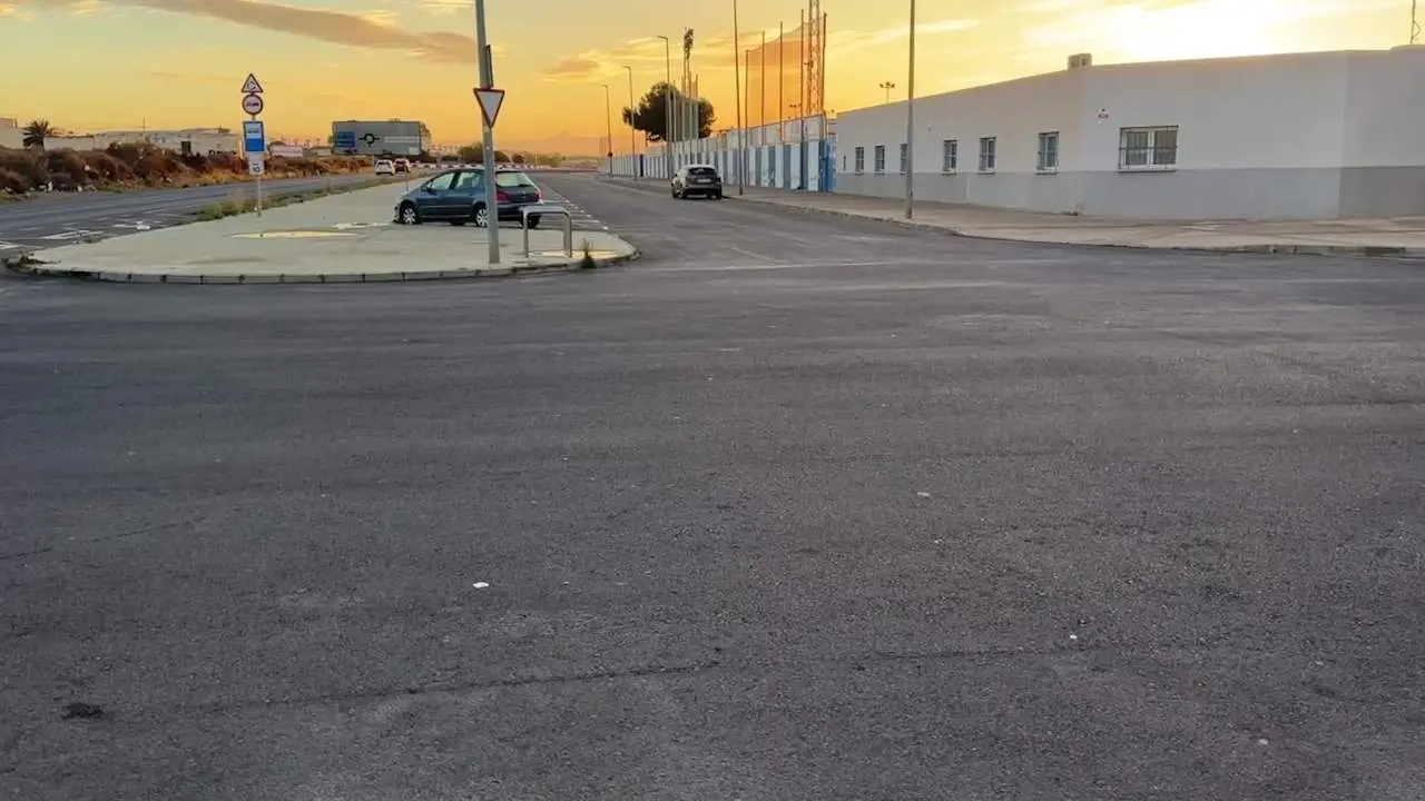 Sin seguridad, &iquest;c&oacute;mo pueden estos vecinos de Almer&iacute;a acudir a su complejo deportivo?