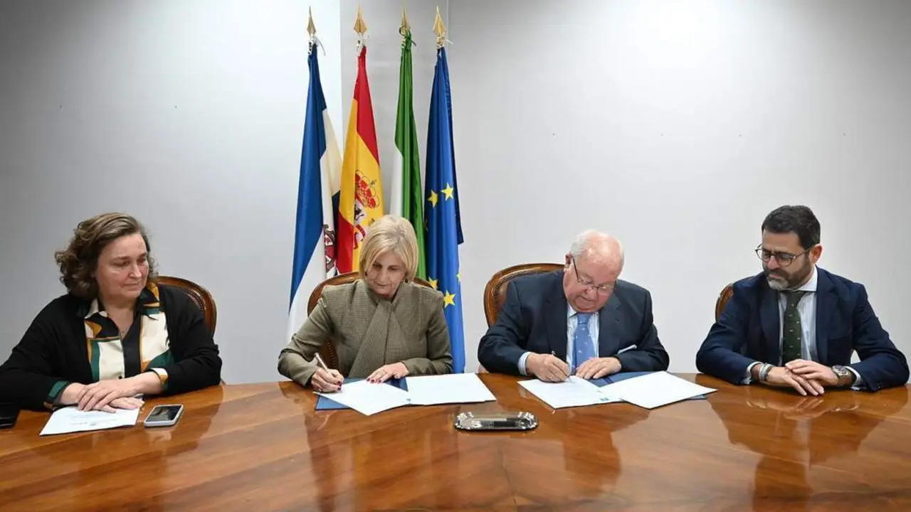 Garc&iacute;a-Pelayo, en la firma del convenio.  - Andaluc&iacute;a Informaci&oacute;n