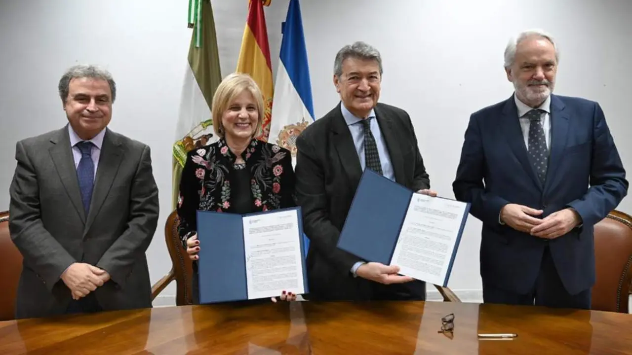 Garc&iacute;a-Pelayo y C&eacute;sar Salda&ntilde;a, en la firma del convenio de Vinoble.  - Andaluc&iacute;a Informaci&oacute;n