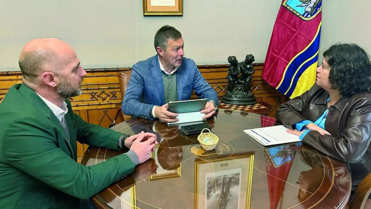 Un momento de la reuni&oacute;n mantenida en el Palacio Municipal - AI