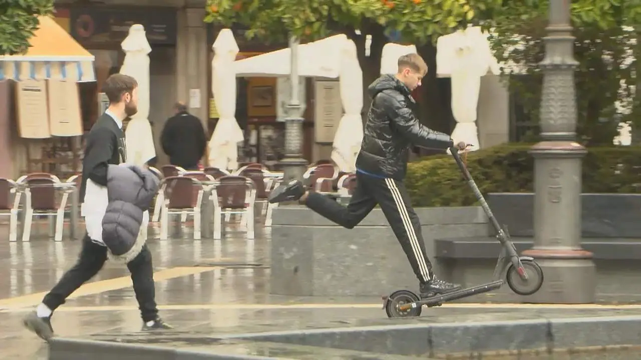 Un joven en patinete. - VIVA C&Oacute;RDOBA